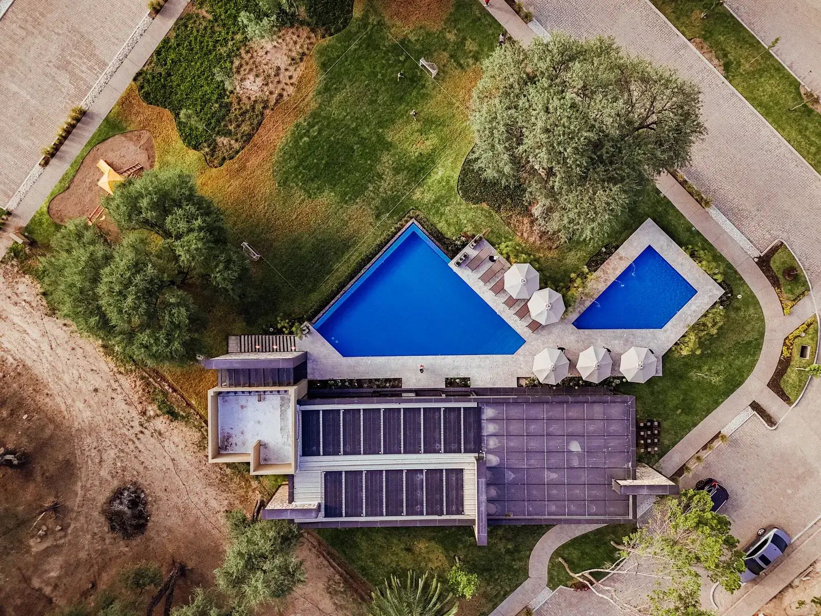 Vista aérea de la casa club y las albercas de Bosque Real