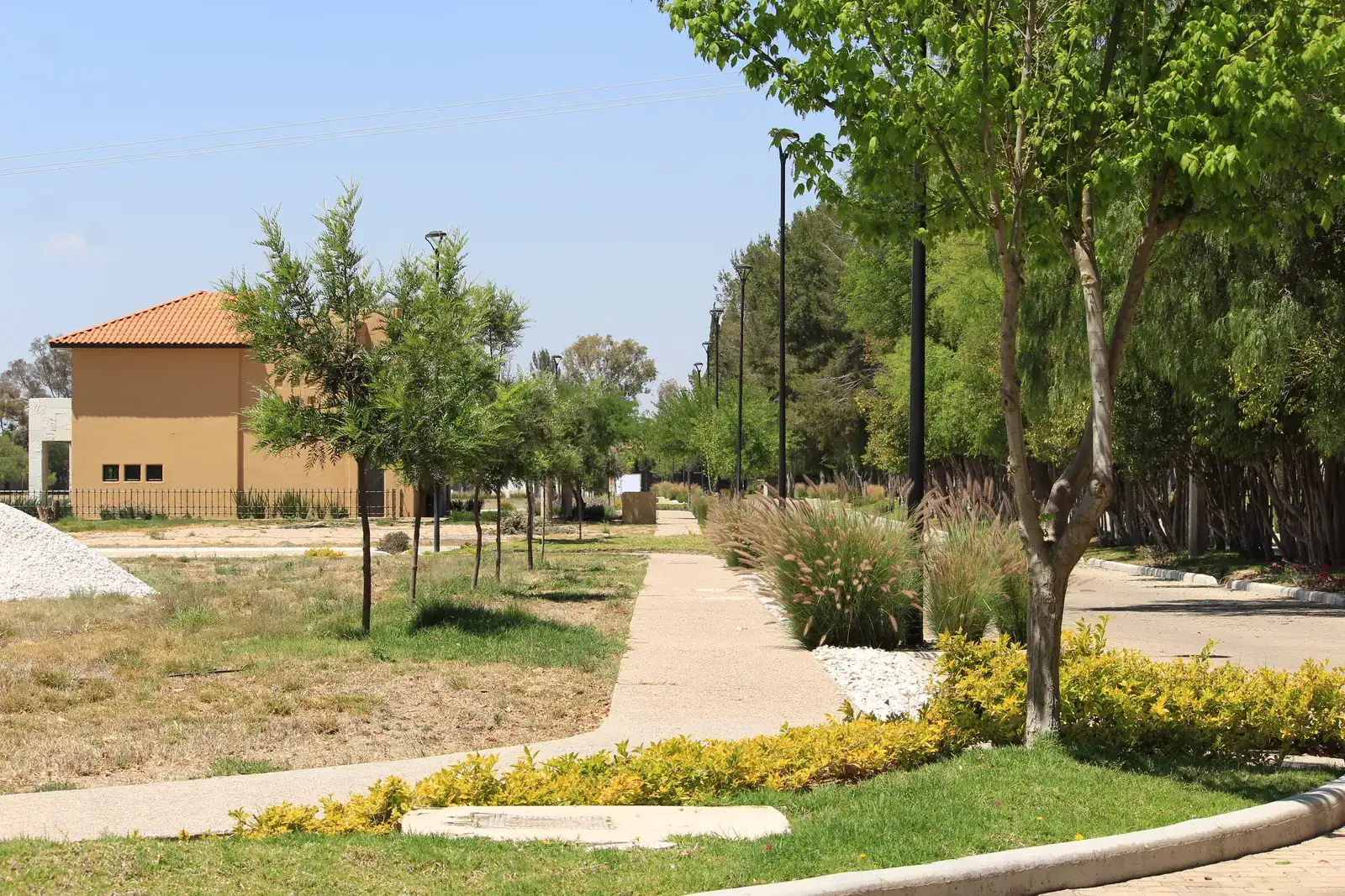 Andadores con jardines dentro del desarrollo