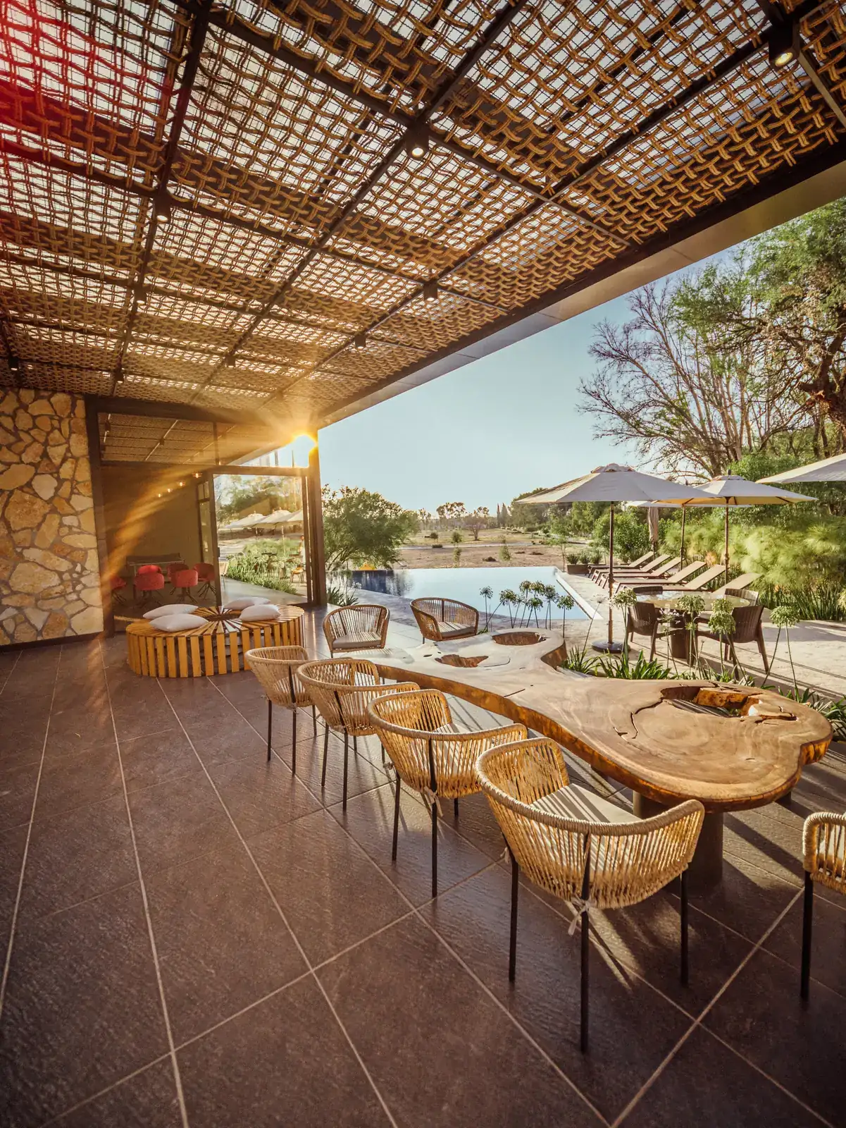 Comedor exterior bajo pérgola