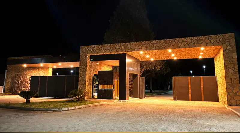 Acceso de Bosque Real iluminado de noche