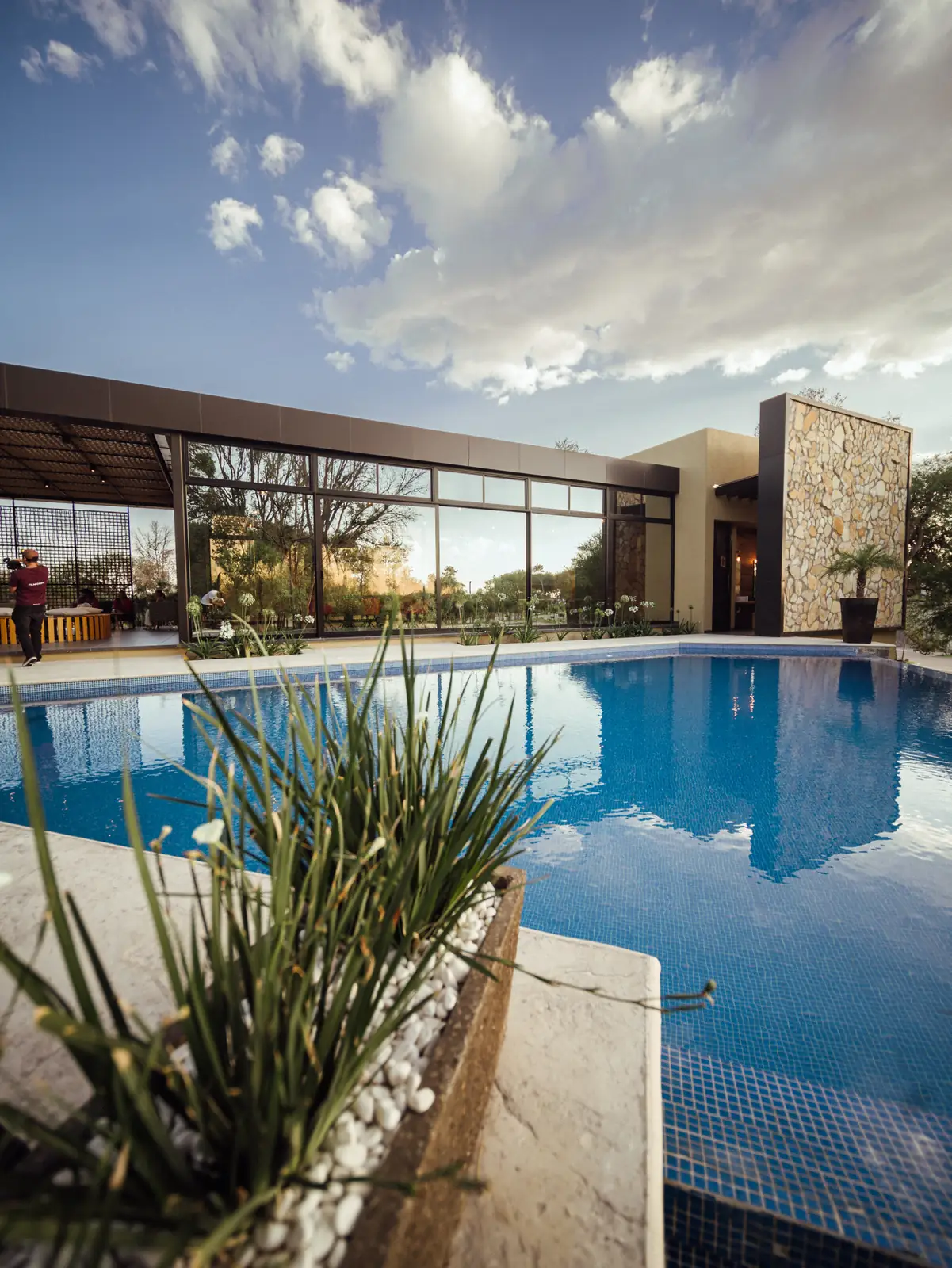 Fachada de la casa club con alberca