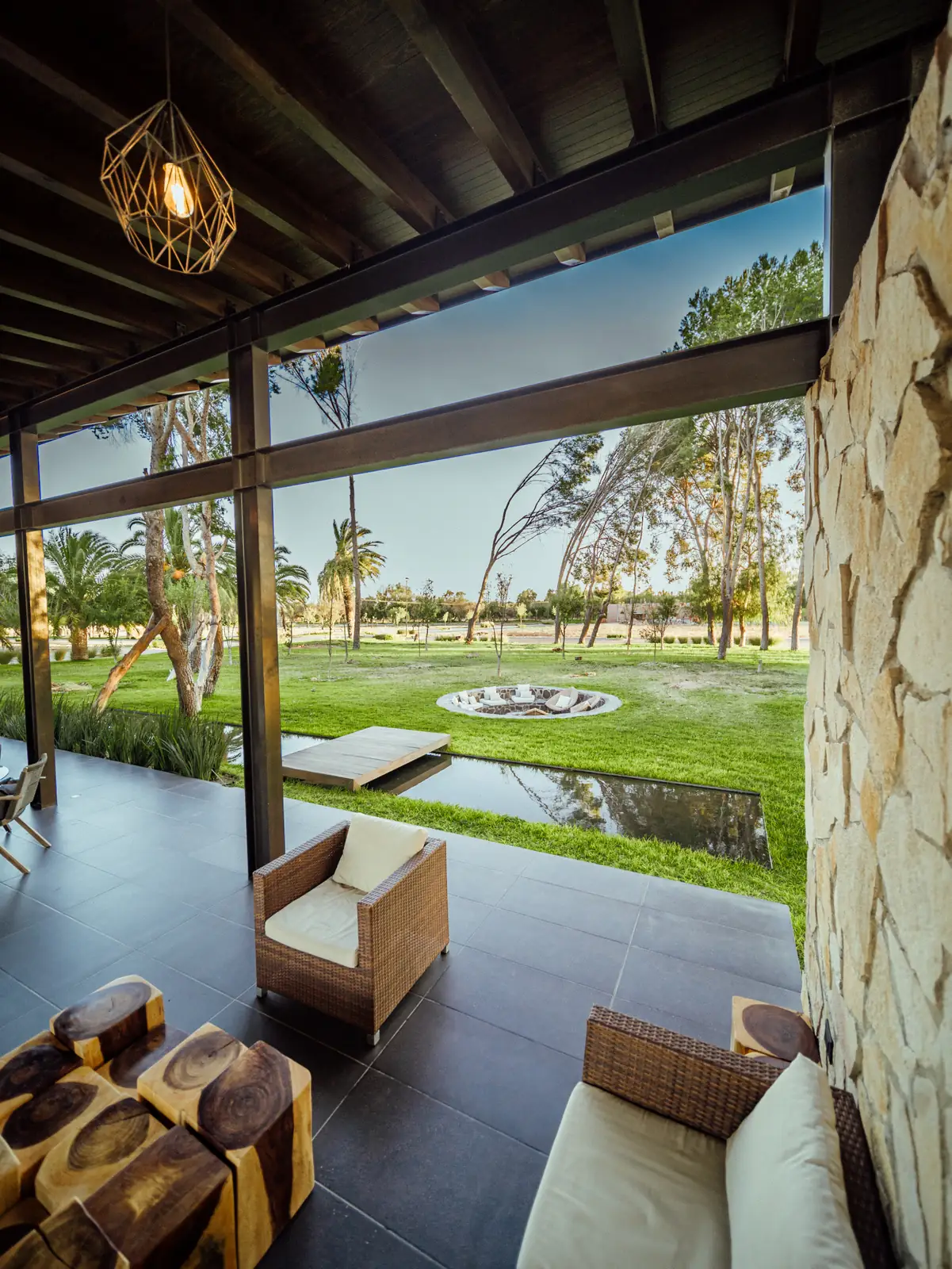 Sala de la casa club con vista al jardín