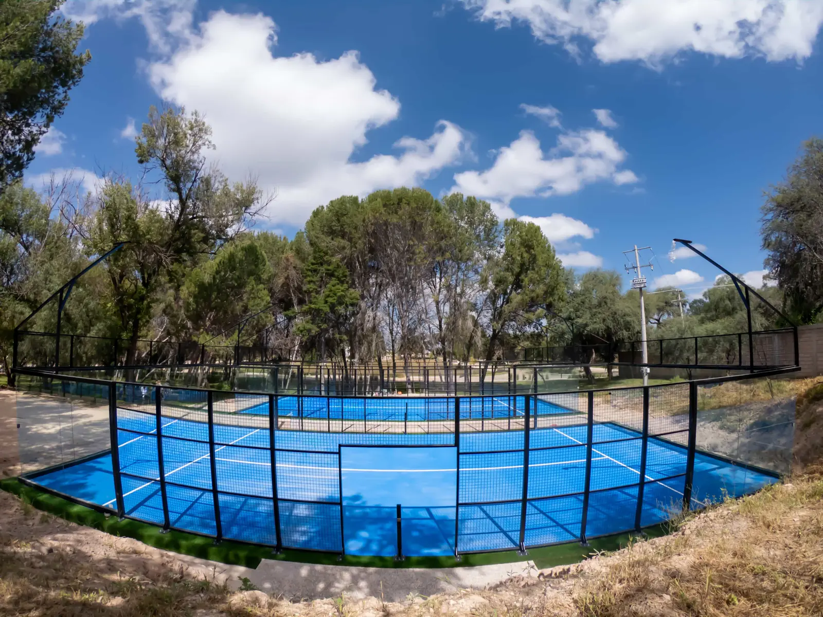 Cancha de pádel con cristal y malla perimetral