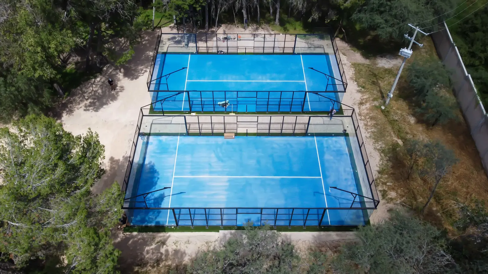 Vista aérea de las dos canchas de pádel de Bosque Real