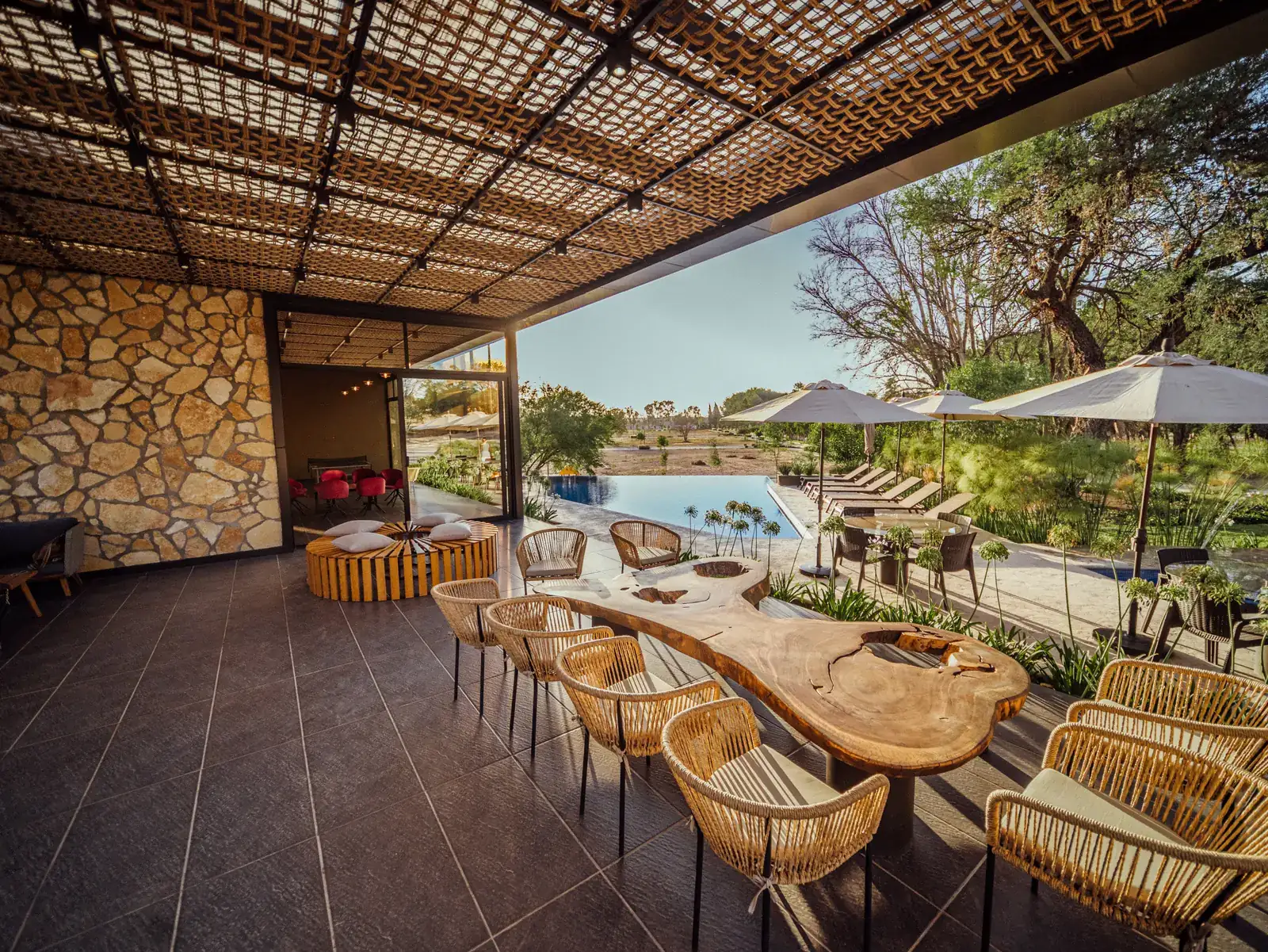 Terraza de la casa club con vista a la alberca